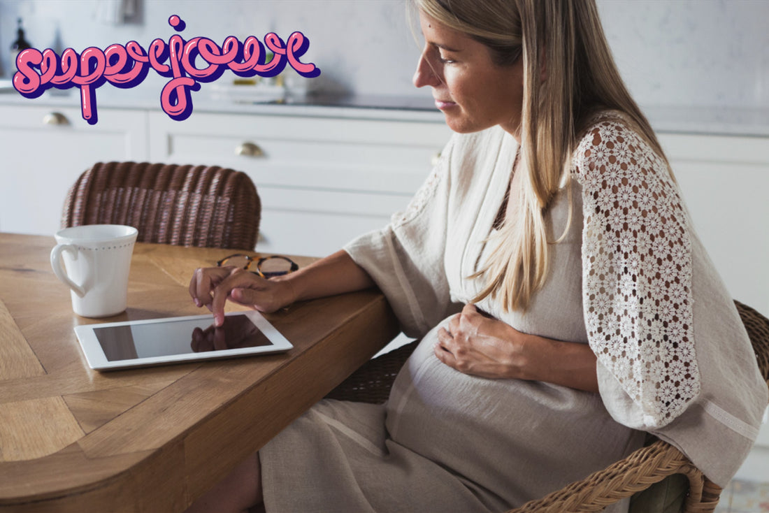 femme enceinte sur sa tablette en train de créer sa liste de naissance sur superjour