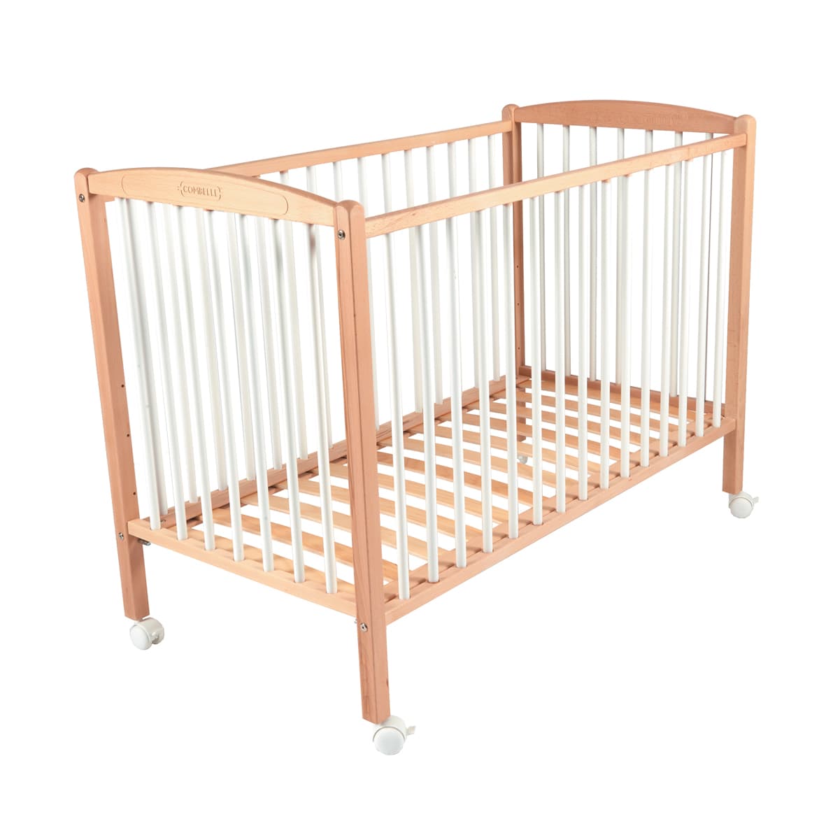 lit bébé à barreaux 60x120 cm sur roulettes en bois naturel finitions vernis et blanc combelle