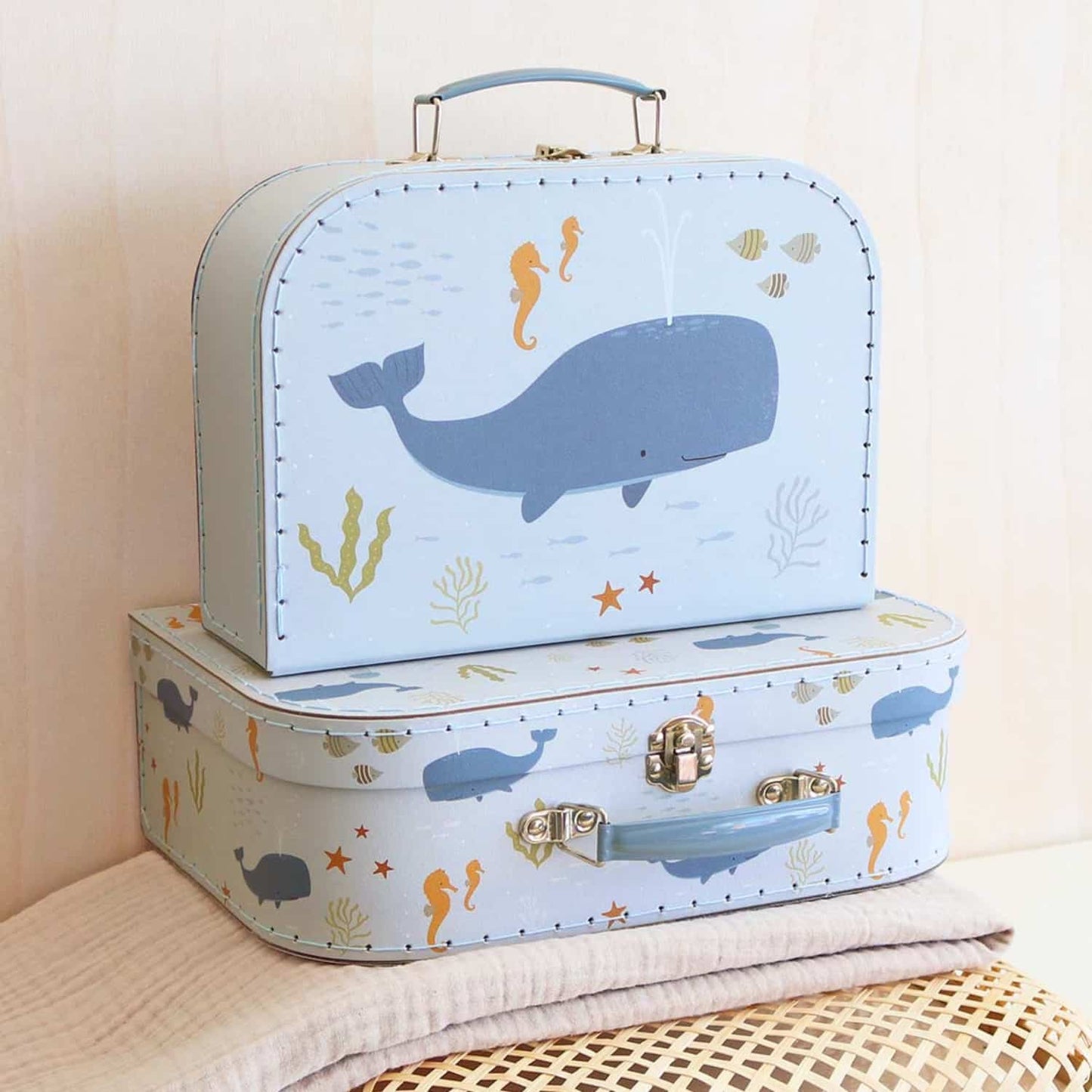 valisettes en carton pour rangement chambre bebe et enfant motif océan marque A Little Lovely Company