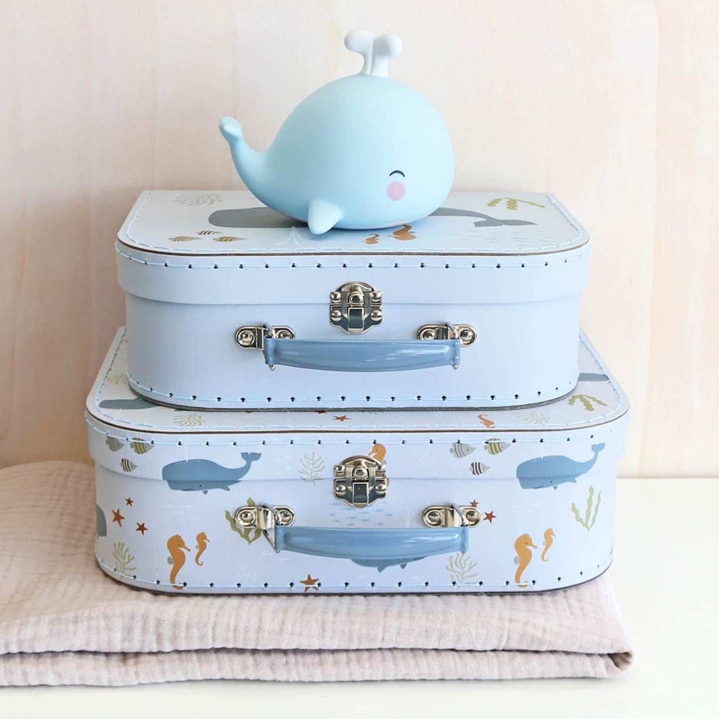valisettes en carton pour rangement chambre bebe et enfant motif océan avec veilleuse baleine marque A Little Lovely Company
